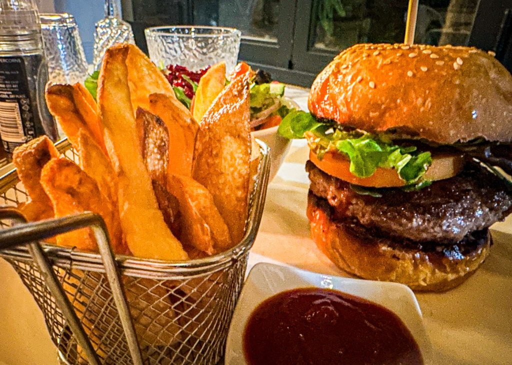 rudys-restaurant-kasane-burger